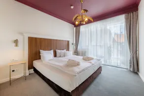 Queen's Court Hotel & Residence - Room