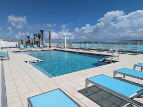 Holiday Inn Express & Suites Oceanfront Daytona Beach Shores by IHG - Piscine