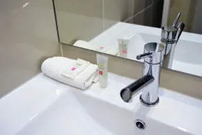 ibis Styles Kingsgate Hotel - Bathroom