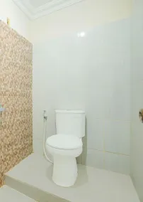 OYO 94669 Hotel Puri Inn Panakkukang Makassar - Bathroom