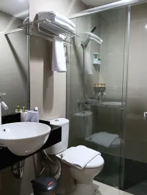 Sunflower Hotel Syariah near Juanda Airport - Bathroom