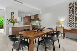 Temple 121 Modern Spacious Palm Cove 2 Brm 2 Bth Resort Apartment With Courtyard - Room