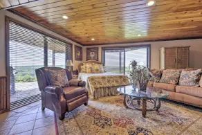 Cozy Studio: Indoor Hot Tub & Inground Pool Access - Parte interna
