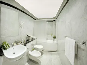 Hotel Savoy - Bathroom