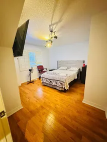Top Rated 4 bedrooms, 5 beds near airport - Room