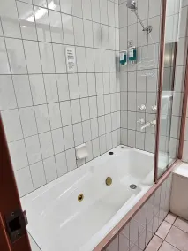 Courtyard Motor Inn - Bathroom