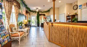 Island Sun Inn & Suites - Historic Venice & Beach Getaway - Reception