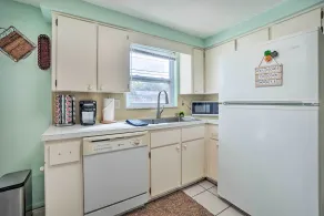 Cozy Holiday Home w/ Yard ~ 5 Mi to Beach! - Intérieur