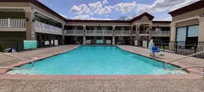HomeTowne Studios by Red Roof Bordentown - McGuire AFB - Piscine