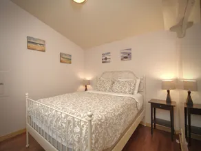 Handsome Dan's Port Renfrew - Room