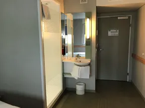 ibis budget Zurich Airport - Bathroom
