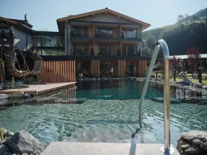 Wellness und Brunch Hotel MorgenZeit beheizter Naturteich Genuss Frühstück bis 13 Uhr Hochkönig Sommercard - Piscine