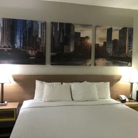 Days Inn & Suites by Wyndham Romeoville - Chambre