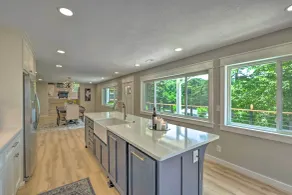 Upscale Cottage with Furnished Lake-View Deck! - Interiör