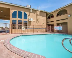 Rodeway Inn Delano - Piscine
