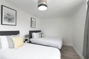 Amazing 3Bed 2Bath House with Garden, Parking, WiFi Near Stevenage Train Station - Chambre