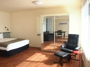 Siesta Central Apartments - Room