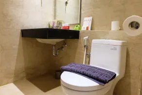 Comfy 2BR L'Avenue Apartment By Travelio - Baño