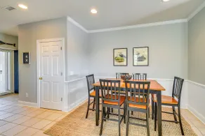 Spacious Southport Condo w/ Balcony! - Innenbereich