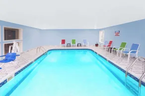 Days Inn by Wyndham Springfield - Piscine