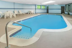 Days Inn & Suites by Wyndham Madison Heights MI - Piscine