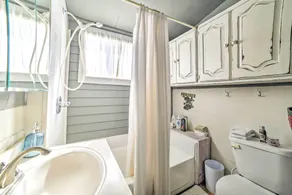 Coastal Perry Cottage ~ 2 Mi to Boat Ramp! - Salle de bain