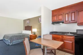 Days Inn by Wyndham Arlington Pentagon - Room