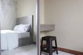Minimalist 3BR Gateway Ahmad Yani Cicadas Apartment By Travelio - Værelse