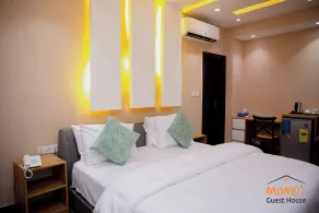 Momo's Hotel - Room