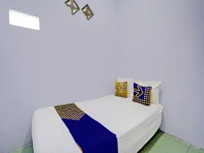 OYO Life 92937 Kost Putri Sarkara Syariah - Værelse