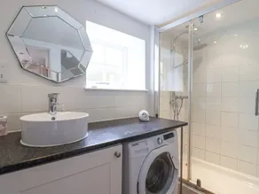 Upside Down Cottage - Badezimmer