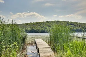 Lakefront New York Abode w/ Deck, Grill & Fire Pit - Interiör