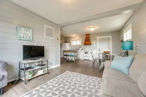 Lake & Trail Access: Cape Fair Cottage w/ Deck - Interiör
