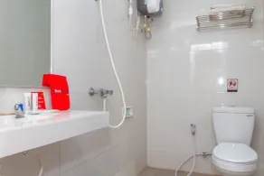 RedDoorz near Istana Plaza 2 - Bathroom