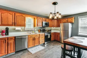 Walk to Town: Charming Unit w/ Balcony in Bedford! - Innenbereich