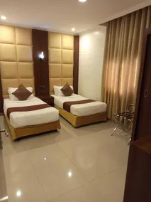 ROYALTY GROUP - Room