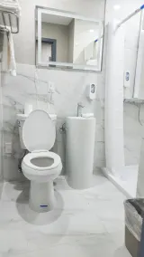 Hotel Fuego Bronx near Yankee Stadium - Bathroom