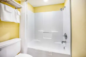 Days Inn by Wyndham Banning Casino/Outlet Mall - Salle de bain