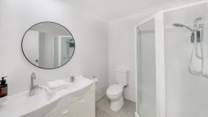 The Phoenix Artesian Spa Resort and Accommodation - Bathroom