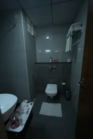 Zip By Spree Hotels Purple Orchid Whitefield - Badrum