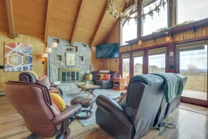 Deck, Mountain Views: Colorful Retreat in Vernon! - Interiør