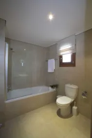 Theseus Village 2 Bed Appartement avec position enviable sur piscine communautaire - Salle de bain