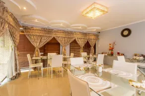Room in Guest Room - Ezulwini Guest House - Standard Double Room With Balcony & Pool View, 2 Guests - Dining room