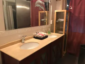 Embassie Backpackers - Bathroom