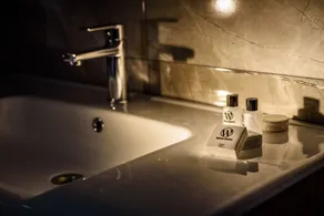 White House Hotel - Bathroom