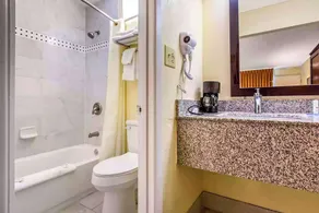 Ramada by Wyndham Santee I-95 - Salle de bain