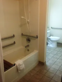 Quality Inn & Suites Prestonsburg next to Mountain Arts Center - Casa de banho