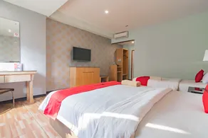 RedDoorz Premium near Bandung Station - Room