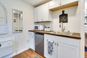 Hillsboro Hideaway w/ Private Hot Tub & Bunkhouse! - Interiör