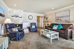 Beachfront Condo w/ Patio & Views - Walk to Shore! - Innenbereich